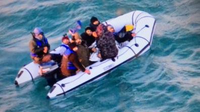 People in a small dinghy in the Channel. Photo: Marine Nationale